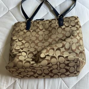 Coach bag that has been barley used really nice has multiple pockets !!